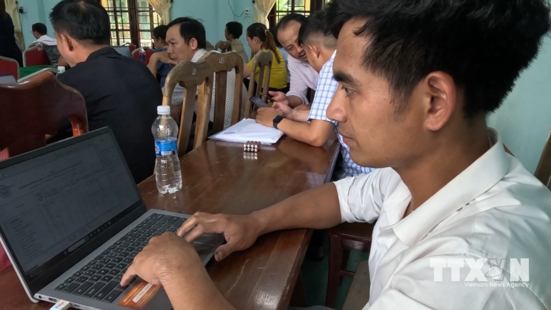 Nhân viên UBND xã Trà Vân xử lý các văn bản cần phát hành trong ngày bên lề lớp tập huấn AI. (Ảnh: Xuân Quý/TTXVN)